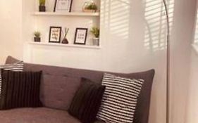 Modern 1 Bed Flat In Hackney With Parking